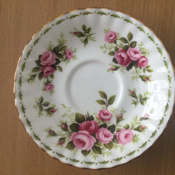 Royal Albert Flower of the Month Series - Roses set of two Saucers - Picture 5 of 6